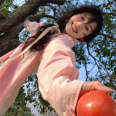 她对星星歌唱